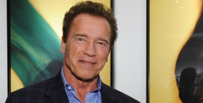 Arnold Schwarzenegger, fotografiat într-un sac de dormit, lângă statuia sa din Ohio 