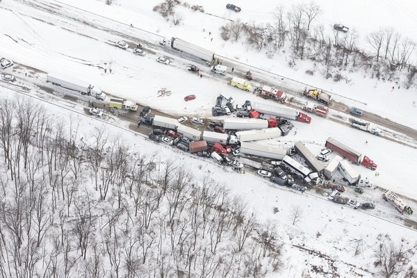 Accident rutier cu 50 DE MAŞINI în SUA, zeci de răniţi şi trei morţi