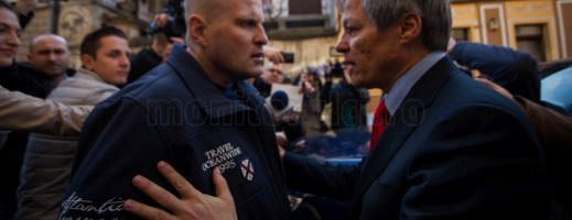 Dacian Cioloș, “acostat” la Cluj de protestatarul anti-islam Călin Mărincuș. Ce i-a reproșat premierului 