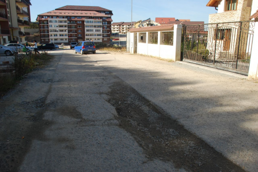 Strada fără asfalt şi iluminat, uitată de Primărie