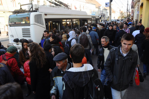 ABERANT: Un card emis de ONG-uri condiţionează în continuare gratuitatea studenţilor la transportul în comun