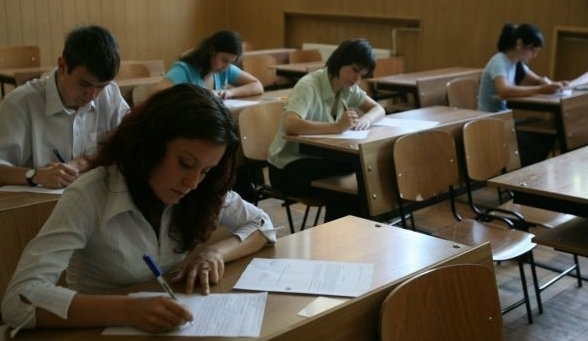 Cinci elevi au copiat la simularea examenului de Bac