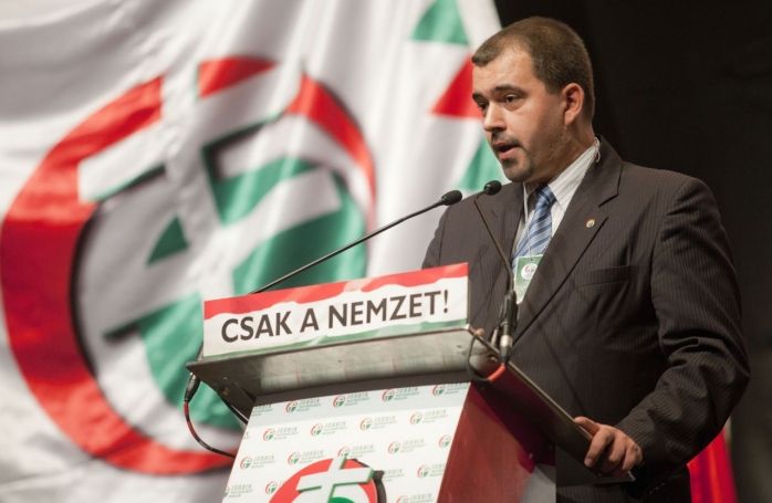 Istvan Szavay şi un alt lider Jobbik sunt vizaţi de interdicţii din cauza exprimării unor idei extremiste care riscă să aducă atingere ordinii publice în România. 