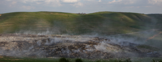 Gunoaiele de la Pata Rât vor arde în continuare. Consiliul Judeţean a amânat soluţionarea problemei