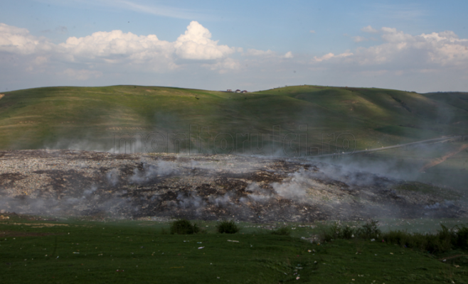 Gunoaiele de la Pata Rât vor arde în continuare. Consiliul Judeţean a amânat soluţionarea problemei