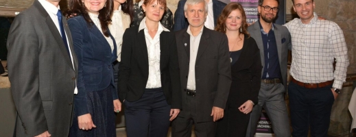 De la stanga la dreapta, Gabriel Katona, Monica Mureșan, Adriana Lakzadeh, Costel Coravu, Ioana Cuzerzan, Rudolf Nyari, Bogdan Vînău, (în plan secund) Alina Salomie, Diana Bodârnea, Flavius Turcanu. Foto: Cristi Horiea 