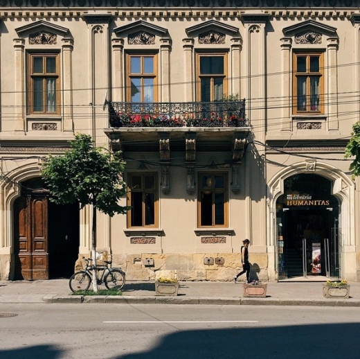 Strada Universităţii. Sursa foto: theguardian.com/cities/2016/mar/25/framing-city-doors-windows-cluj-napoca-romania-transylvania-in-pictures