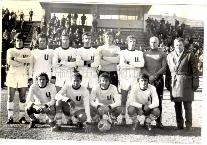 Fotografie înainte de meciul Gaz Metan Mediaş – U Cluj, 0-8. De la dreapta spre stânga rândul de sus: antrenorul Peniţă Moldoveanu, portarul Marcel Lăzăreanu, Câmpeanu II, Uţu Moldovan, Florin Pop, Constantin Răduţă, Berindei, Mureşan Iosif. Rândul de jos de la dreapta spre stânga: Aurel Moş, Dobrotă Ioan, Vasile Vidican, Aurel Mureşan.