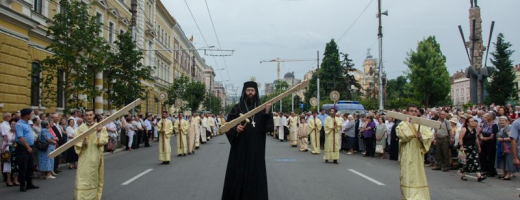 Sute de preoti si credinciosi au participat duminica la Procesiunea de Rusalii. Foto Saul Pop