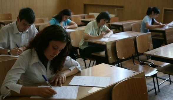 4.000 de elevi susțin, începând de luni, probele scrise la Bac