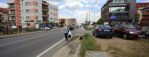 Aşa arată strada Bună Ziua: cu trotuar pe o parte şi şanţ pe alta. Foto Saul Pop