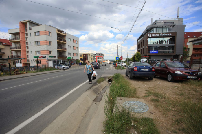 Aşa arată strada Bună Ziua: cu trotuar pe o parte şi şanţ pe alta. Foto Saul Pop