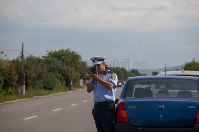 Poliţiştii rutieri au dat mai multe amenzi miercuri dimineaţă şoferilor care au depăşit limita legală de viteză.