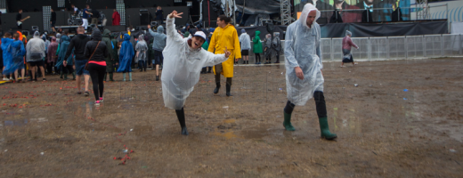 Festivalierii şi-au păstrat buna dispoziţie în ciuda noroiului şi ploii. Foto Saul Pop