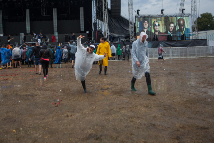 Festivalierii şi-au păstrat buna dispoziţie în ciuda noroiului şi ploii. Foto Saul Pop