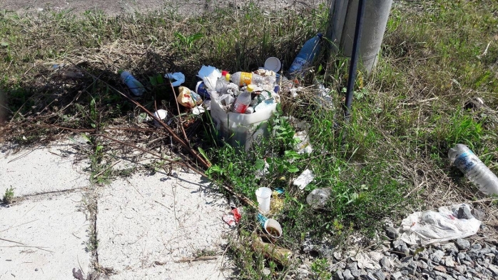 Staţia de autobuz de la capătul de linie cu numărul 42, plină de gunoaie. Sursa foto: Tompos Laszlo