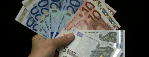 Euro la minimul ultimelor cinci săptămâni