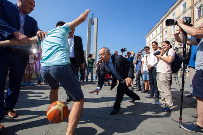 Boc şi Mircea Bravo au jucat baschet pe Eroilor. Foto: Saul Pop