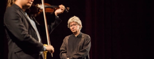 Kocsis Zoltán (în plan secund), în timpul concertului de la Opera Maghiară din Cluj. În prim plan, un violonist din ansamblul folcloric. FOTO Saul Pop 