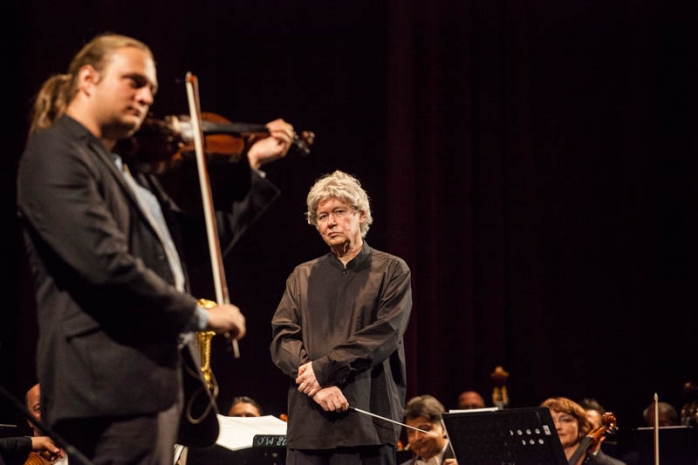 Kocsis Zoltán (în plan secund), în timpul concertului de la Opera Maghiară din Cluj. În prim plan, un violonist din ansamblul folcloric. FOTO Saul Pop 