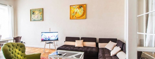 În apartamentul fostului pictor Dacian Morar a păstrat unele tablouri ale artistului. Sursa foto: Cluj Apartments.