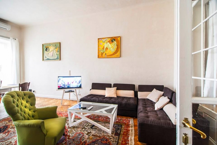 În apartamentul fostului pictor Dacian Morar a păstrat unele tablouri ale artistului. Sursa foto: Cluj Apartments.