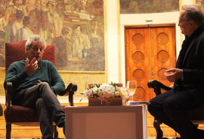 Alessandro Baricco (în stânga) a participat la un dialog cu publicul în aula Auditorium Maximum din Cluj. Foto Ovidiu Cornea