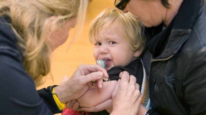 Se reia vaccinarea bebeluşilor. Cel puţin aşa promite Ministerul Sănătăţii