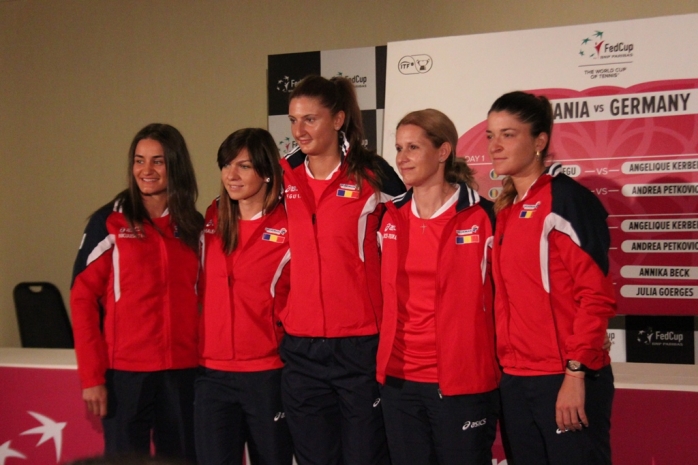 Componenţa echipei de Fed Cup a României, la ultima întâlnire, cu Germania, de la Cluj (de la stânga la dreapta): Monica Niculescu, Simona Halep, Irina Begu, căpitanul nejucător Alina Tecşor şi Alexandra Dulgheru.