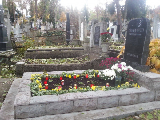 Mormintele din Cimitirul Central au fost amenajate de apropiaţii celor decedaţi cu flori şi lumânări.