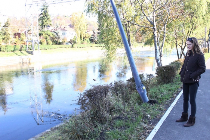 Anca a revenit, alături Monitorul de Cluj, în locul de unde taxi-ul în care se afla a plonjat în Someş. FOTO Ovidiu Cornea