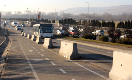 Bicicliştii au la dispoziţie o suprafaţă egală cu cea destinată autovehiculelor. FOTO Ovidiu Cornea