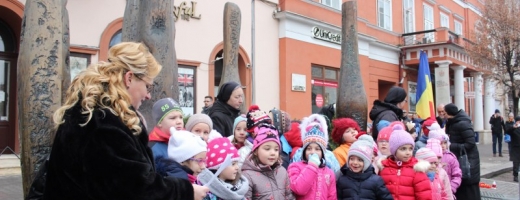 Un grup de elevi a intonat colinde la evenimentul de comemorare a revoluţiei la Cluj. FOTO O.C.