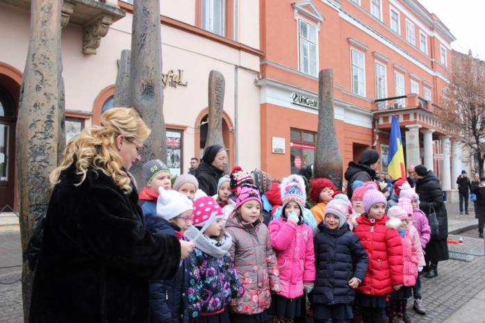 Un grup de elevi a intonat colinde la evenimentul de comemorare a revoluţiei la Cluj. FOTO O.C.