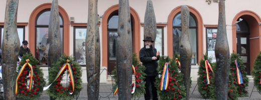 Liviu Mocan în mijlocul ansamblului unde în fiecare 21 decembrie se depun coroane în amintirea martirilor revoluţiei de la Cluj. FOTO O.C.