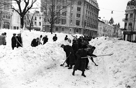  Foto Constantin Zamfir, Agerpres. Locuitori ai Bucureştiului, militari şi oameni din alte zone ale ţării au deszăpezit străzile oraşului.