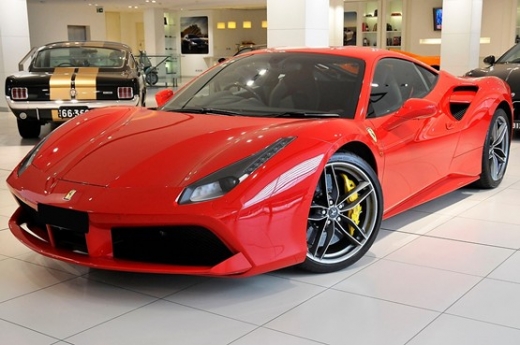 Un astfel de Ferrari nou, 488 Gtb F142, model înmatriculat anul trecut la Cluj, costă peste 500.000 de euro