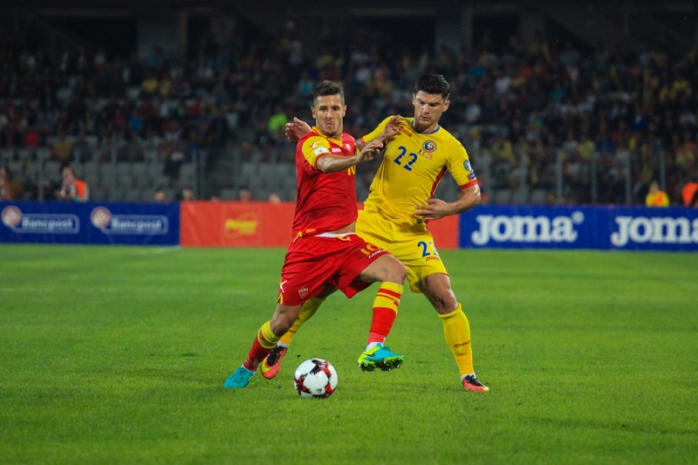 Jovetić, în duel cu Săpunaru în România - Muntenegru pe Cluj Arena. FOTO Saul POP / Monitorul de Cluj