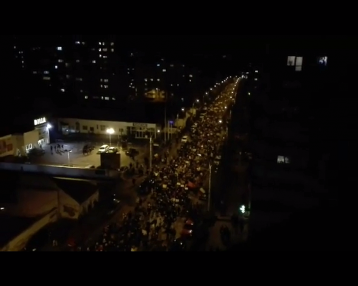 Protestatari care intră la un supermarket din Mărăști