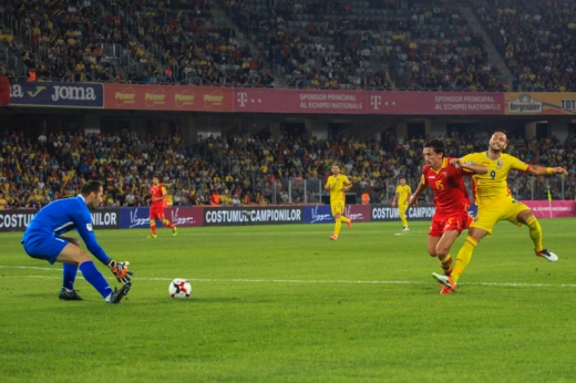 Florin Andone (în galben) a fost vârful de lance în precedentul meci al naţionalei de la Cluj, cu Muntenegru