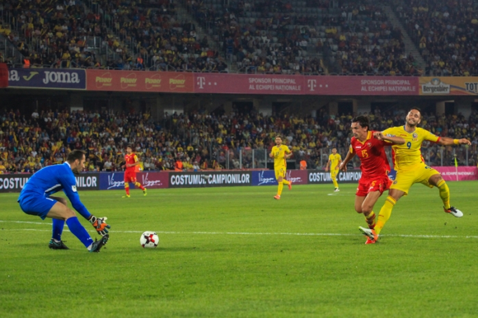 Florin Andone (în galben) a fost vârful de lance în precedentul meci al naţionalei de la Cluj, cu Muntenegru