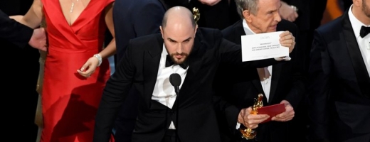 Jordan Horowitz, producătorul filmului La La Land, i-a anunţat pe cei de la Moonlight că ei sunt câştigătorii. FOTO oscar.go.com