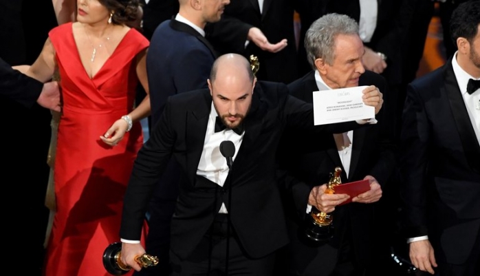 Jordan Horowitz, producătorul filmului La La Land, i-a anunţat pe cei de la Moonlight că ei sunt câştigătorii. FOTO oscar.go.com