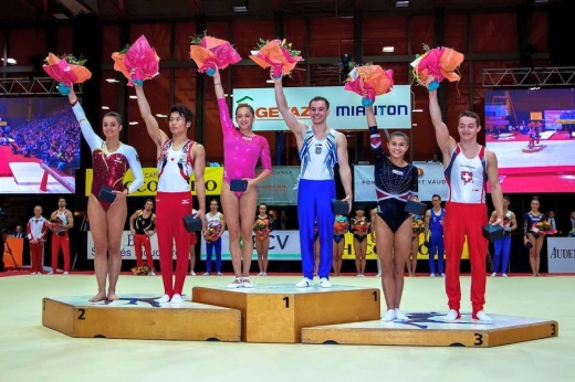 Larisa Iordache (a treia din stânga) pe podium. În dreapta ei, campionul olimpic Oleg Verniaev