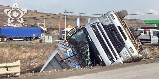 Un TIR s-a răsturnat pe centura Apahida sursa foto gherlainfo.ro 