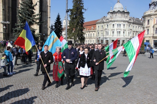 Coloana de participanţi s-a îndreptat de la biserica Sfântul Mihail spre casa Biasini, unde au avut  loc discursurile şi depunerea de coroane. FOTO Ovidiu Cornea