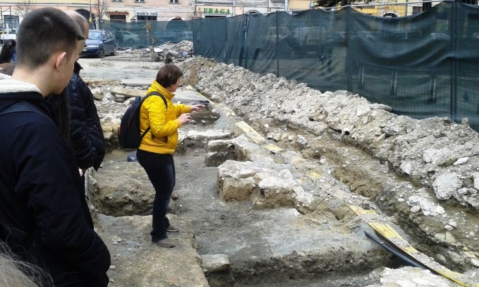 Săpăturile pentru modernizarea Pieţei continuă acum acum sub ochii vigilenţi ai arheologilor. FOTO Ovidiu Cornea