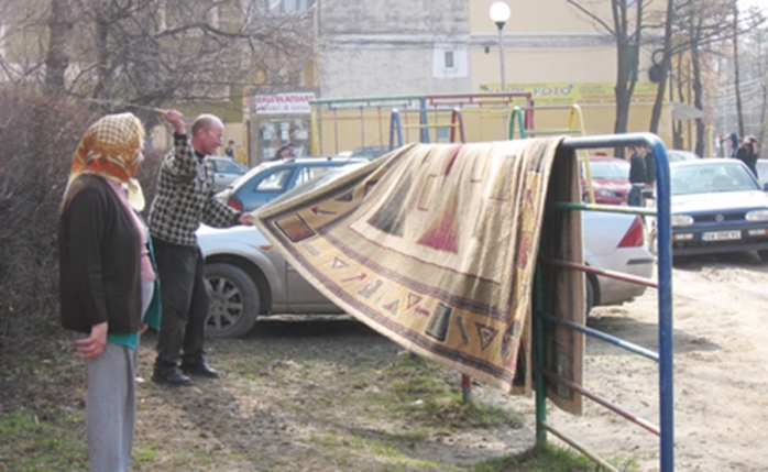 Curatenia de primavara ii face pe clujeni sa astepte la rand pentru a-ş i bate covoarele. sursa foto: Radio Cluj