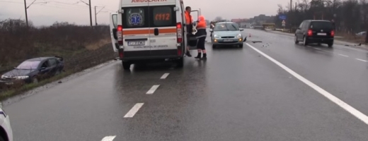 Un autoturism a fost proiectat în afara carosabilului în urma celui de-al doilea accident. FOTO captură video / Szabo Szilard