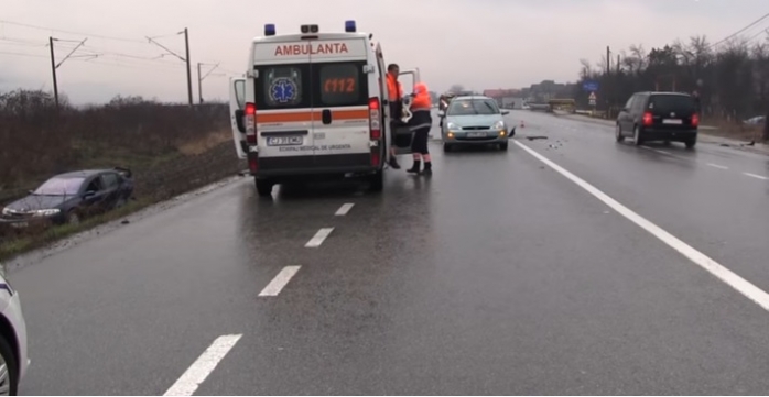 Un autoturism a fost proiectat în afara carosabilului în urma celui de-al doilea accident. FOTO captură video / Szabo Szilard